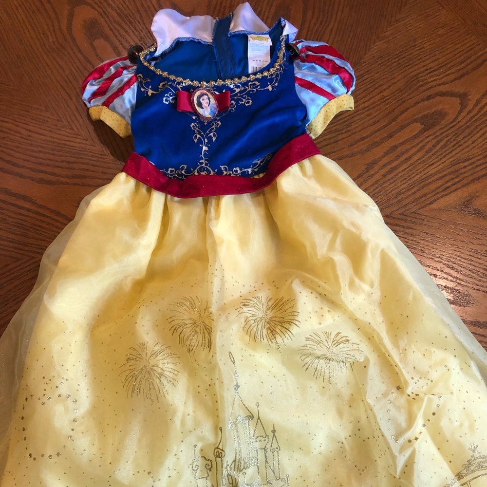 Snow White Halloween costume